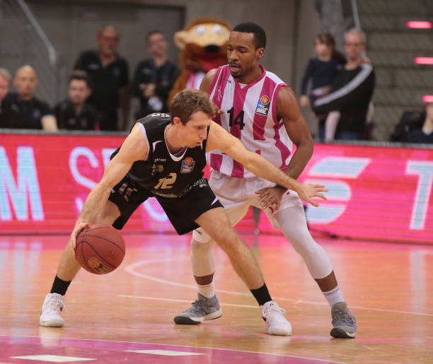 限制了他的 限制了他的